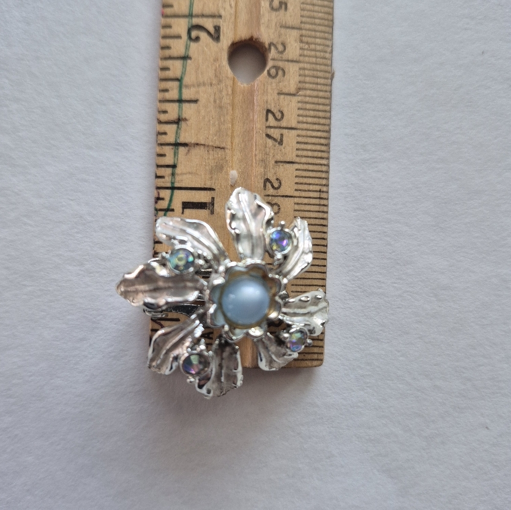 Silver blue Floral Earrings. Clip On Vintage - Picture 4 of 6